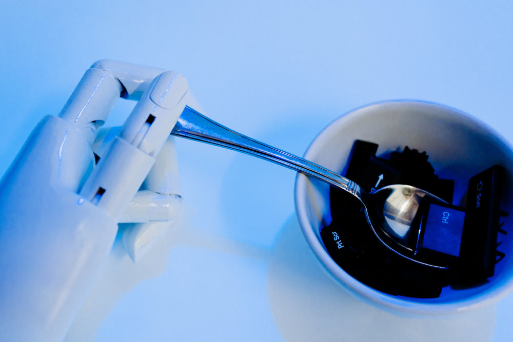 Robot AI och kaffemugg